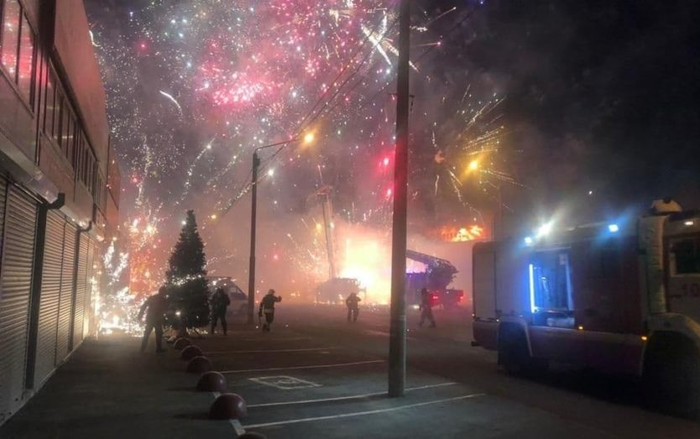 Nhà máy pháo hoa bốc cháy, bầu trời Nga sáng rực như lễ mừng năm mới