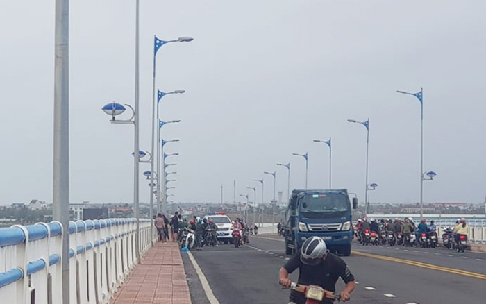 Cứu sống cô gái 20 tuổi nhảy sông Đà Rằng tự tử