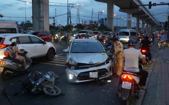 Ô tô bất ngờ mất lái tông hàng loạt xe máy gần giao lộ ở Sài Gòn, 3 người bị thương nặng