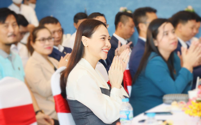 Đàm Thu Trang bị nghi dao kéo hậu sinh con vì lộ chiếc cằm như 'xuyên thủng vạn vật'