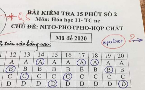 Thấy nickname Yahoo trên bài kiểm tra của học trò, thầy giáo làm ngay một bài thơ 'sặc mùi' ngôn tình