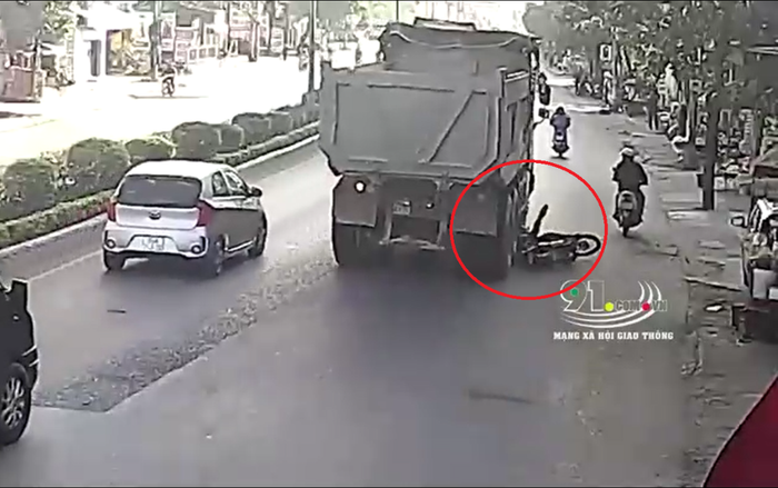 Clip: Xe ben 'ép' người đi xe máy, gây tai nạn kinh hoàng khiến cư dân mạng rùng mình