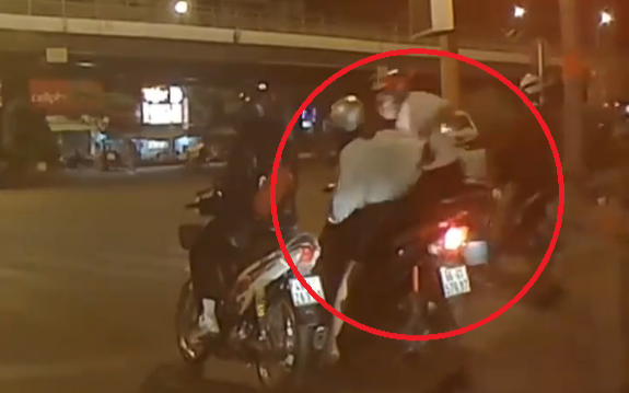 Clip: Người phụ nữ bị giật túi xách khi đang dừng đèn đỏ, phản ứng của cô gái sau đó mới thật sự bất ngờ