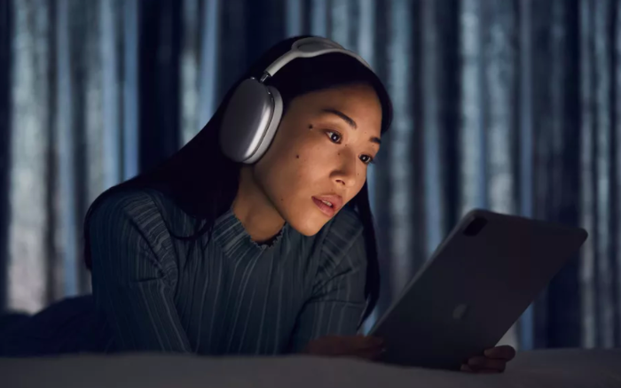 Vừa ra mắt tai nghe AirPods Max của Apple đã cháy hàng, nhiều người phải đợi đến tháng 3 năm sau