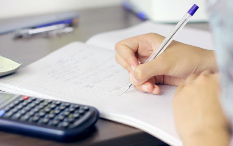 Xem lại bài Toán của con, mẹ ngỡ ngàng vì dữ kiện phi lý: 'Chẳng lẽ lại dạy trẻ có con lúc 16 tuổi?'