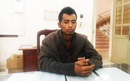 Nam thanh niên khống chế bé gái 11 tuổi đi chăn bò, đưa vào nhà hoang rồi 2 lần giao cấu