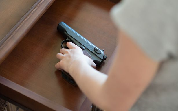 Nhặt được khẩu súng đã nạp đạn, đứa trẻ mới chập chững biết đi gây tai họa