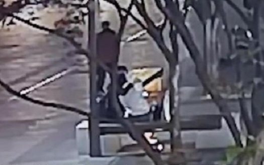 Ngồi ôm hôn đắm đuối ngay giữa phố, cặp đôi không ngờ nhận bài học đắt giá từ người đàn ông 60 tuổi