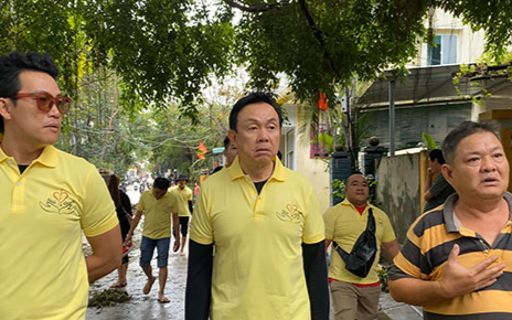 Trước khi qua đời, Chí Tài vẫn nhiệt tình đi vào tâm bão miền Trung làm từ thiện dù sức khỏe yếu
