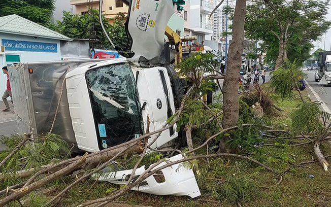 Xe tải biến dạng sau khi tông gãy hai cây xanh, tài xế và phụ xe may mắn thoát chết