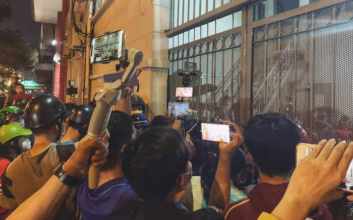 YouTuber chen nhau livestream phản cảm trước cổng nơi để thi thể danh hài Chí Tài