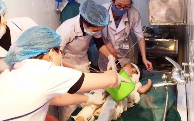 Chữa bỏng bằng nước mắm và rượu, bé trai 2 tuổi bị nhiễm trùng nặng