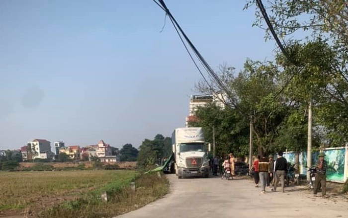 Xe container lùi không quan sát đè hai chị em ruột tử vong thương tâm