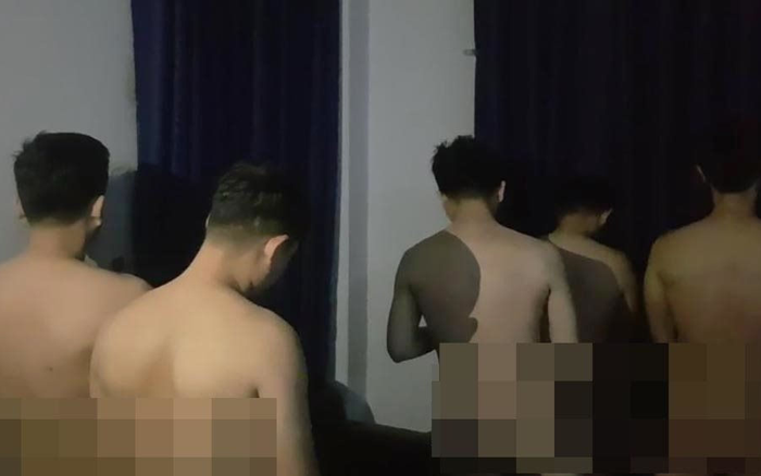 33 gã đàn ông trong tình trạng khỏa thân, quan hệ đồng tính trong tiệm massage