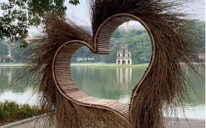 Giám đốc Sở Văn hoá Hà Nội lên tiếng về 'trái tim đầy lông lá' đặt ngay cạnh bờ hồ Hoàn Kiếm