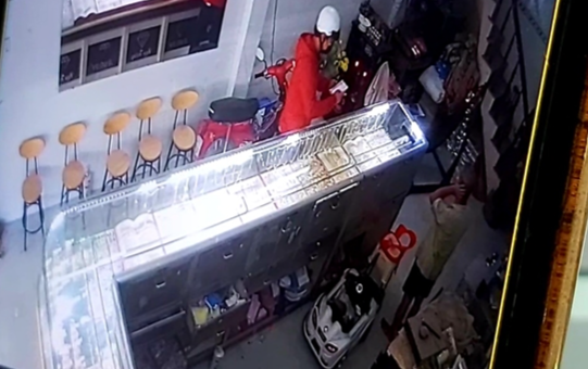 Nam thanh niên đeo khẩu trang kín mặt bất ngờ tấn công, đánh liên tiếp vào mặt chủ tiệm vàng