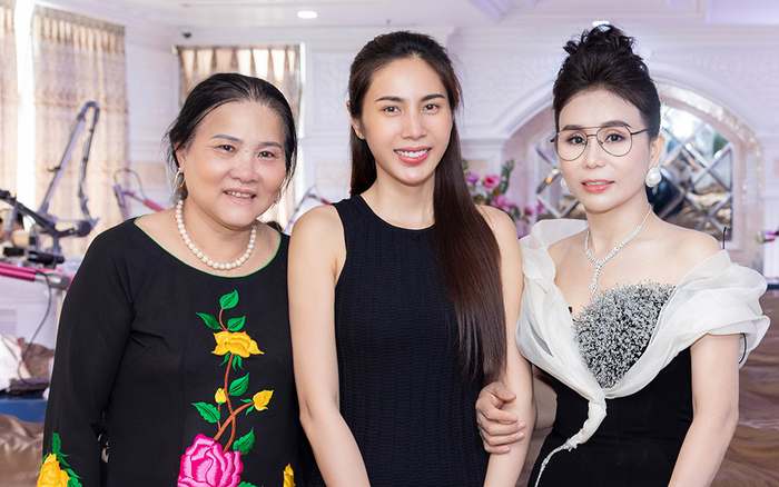 Thuỷ Tiên lần đầu cùng mẹ Công Vinh đi sự kiện, phần nào hé lộ mối quan hệ mẹ chồng nàng dâu