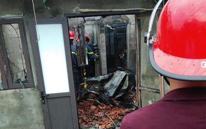 Vợ gọi về nhà lúc đang nhậu, chồng mua xăng về đốt nhà khiến vợ bị thương nặng