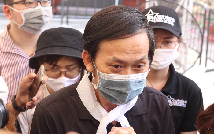 NSƯT Hoài Linh bật khóc tiễn đưa linh cữu cố nghệ sĩ Chí Tài: 'Xin cho em được khóc vì đã kìm nén đủ rồi'