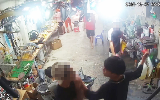 TP HCM: Trêu đùa bạn gái của đồng nghiệp, nam thanh niên bị chém trọng thương