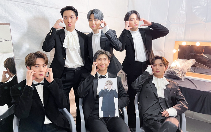Thắng tại 'The Fact Music Awards', BTS quyết không quên đồng đội