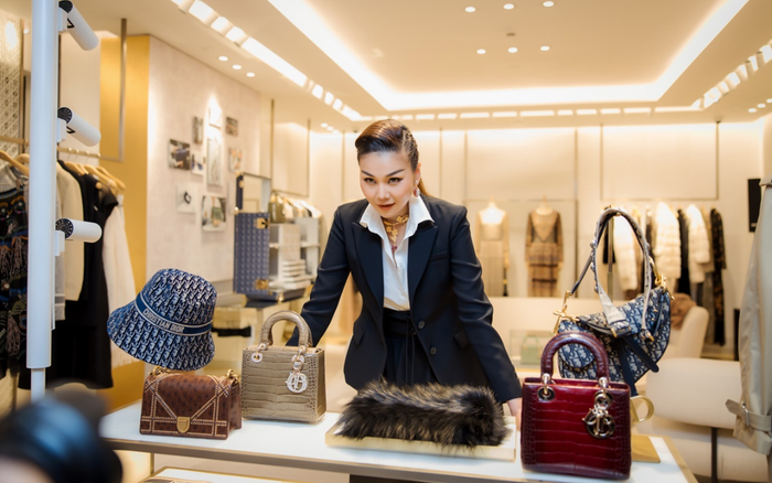 Chỉ cần mặc áo sơ mi và chân váy, Thanh Hằng vẫn đẹp ngút ngàn, thần thái đúng chuẩn 'chị đại'