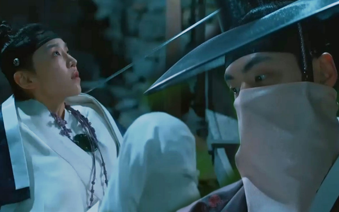'Mr. Queen' tập 2: Shin Hye Sun bị chồng ám sát vì tội vui chơi trong kĩ viện?