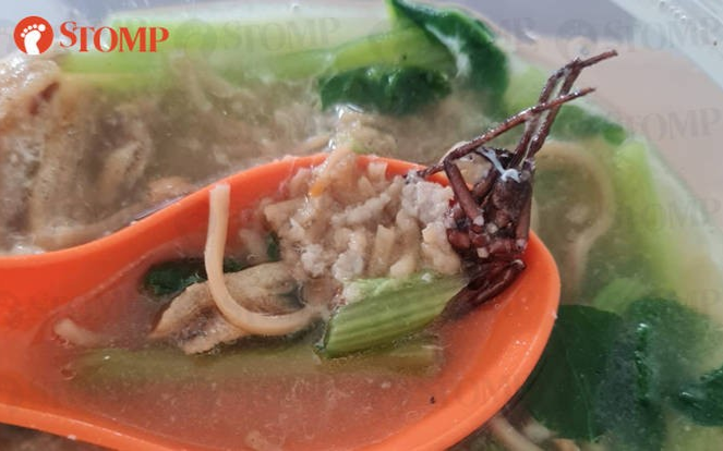 Người đàn ông la hét và nôn mửa sau khi phát hiện điều kinh hoàng trong tô mì