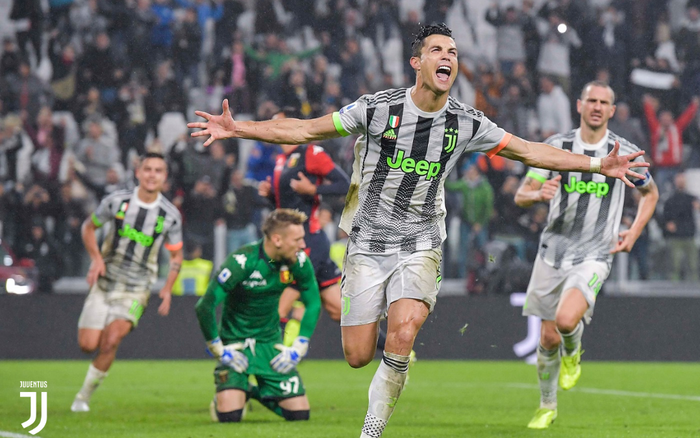 Ronaldo lập cú đúp trên chấm penalty, chạm cột mốc vô tiền khoáng hậu