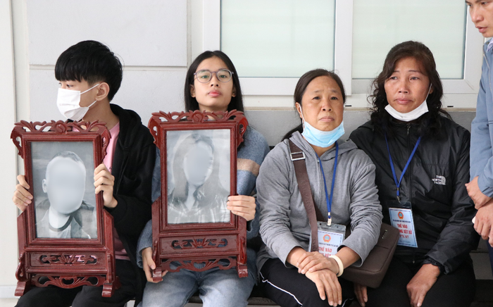 Vụ chồng sát hại vợ cùng con trai vì nghi vợ ngoại tình: Người thân đau xót đem di ảnh 2 mẹ con đến tòa