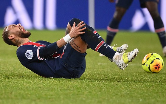 Neymar gào thét, rời sân bằng cáng sau pha chấn thương mắt cá kinh hoàng