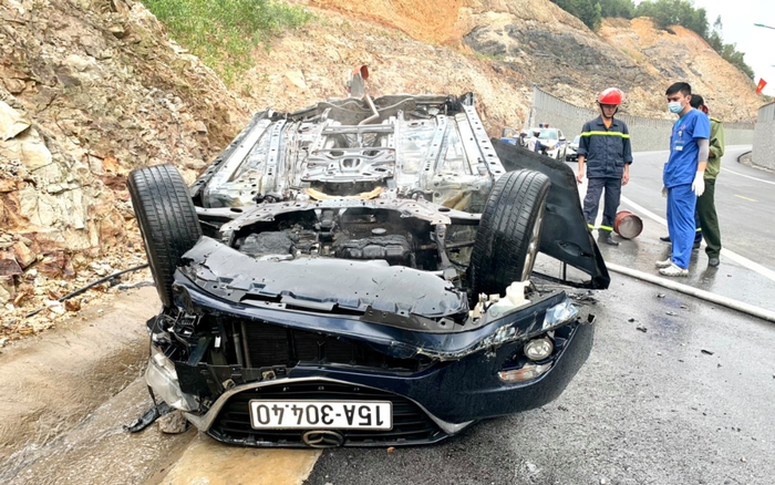 Xe ô tô lật ngửa bốc cháy dữ dội khi lao vào vách núi, người đàn ông tử vong thương tâm