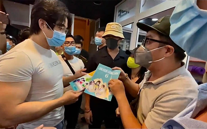 Gymer xúc phạm bà xã cố nghệ sĩ Chí Tài được tặng sách đạo đức và giáo dục công dân