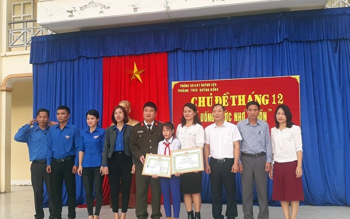 Nữ sinh lớp 8 trả 23 triệu đồng cho người đánh rơi