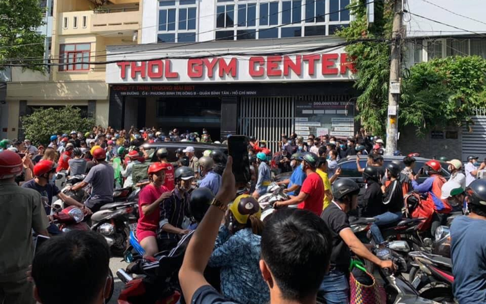 Hàng trăm người kéo đến trước phòng gym tìm nam thanh niên xúc phạm cố nghệ sĩ Chí Tài và người thân