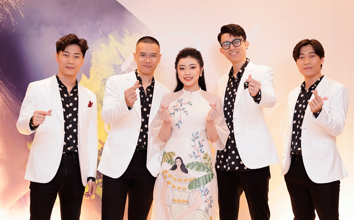 Sao mai Thu Hằng rủ rê Oplus hát nhạc cách mạng