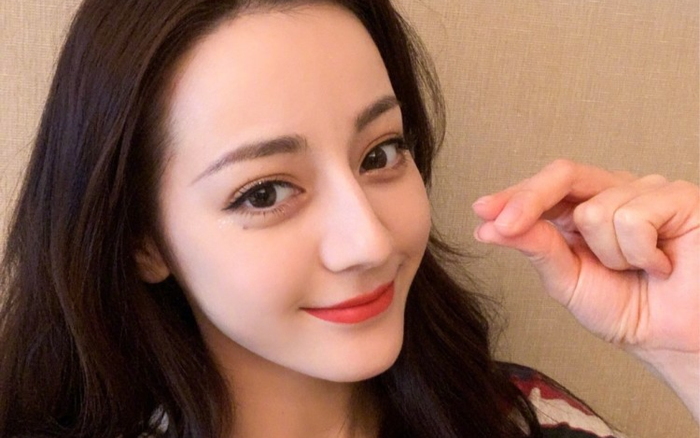 Địch Lệ Nhiệt Ba tự nhận mình không đẹp, mong muốn có bờ môi dày - má lúm đồng tiền