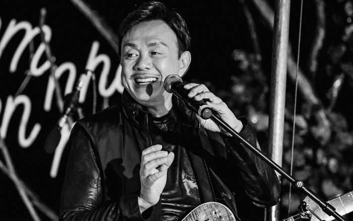 Ảnh cố nghệ sĩ Chí Tài trên poster một chương trình được thay bằng những đóa hướng dương rực rỡ