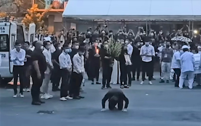 Rơi nước mắt lí do Hoài Linh quỳ lạy phía khán giả trước khi tiễn đưa linh cữu NS Chí Tài về Mỹ