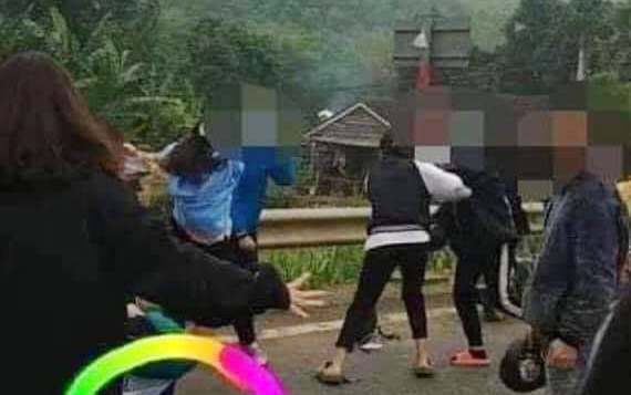 Mâu thuẫn trên mạng xã hội, hai nhóm nữ sinh lớp 10 lao vào hỗn chiến bằng mũ bảo hiểm