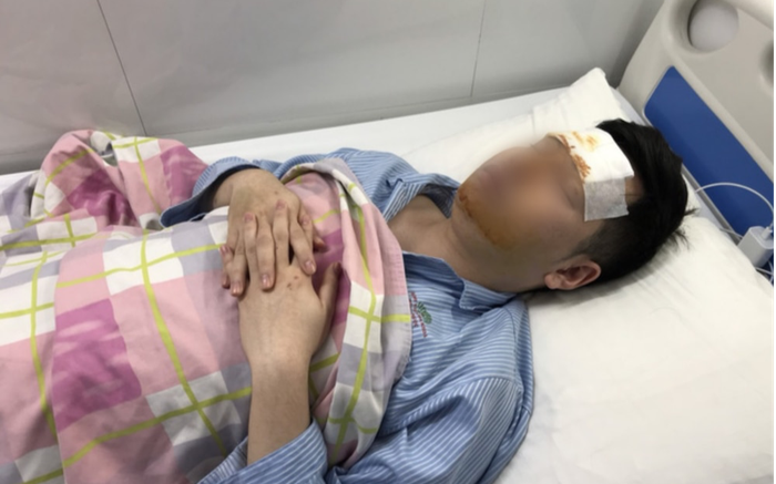 Giám định thương tật khách nam tố nhân viên quán bar hành hung vì mời rượu không uống