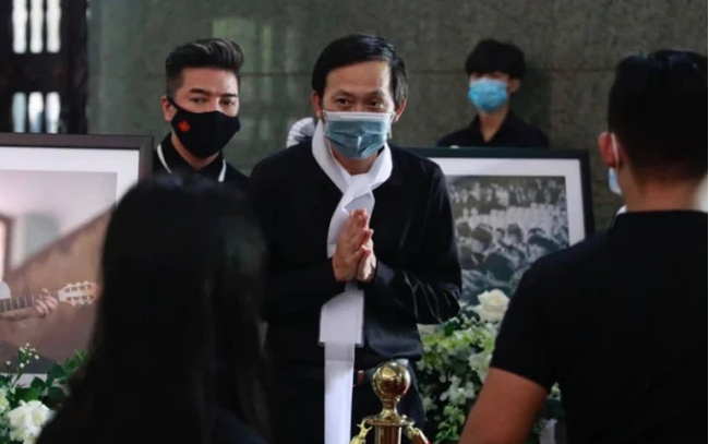 Lí do Hoài Linh quỳ lạy cảm ơn khán giả ở đám tang cố nghệ sĩ Chí Tài