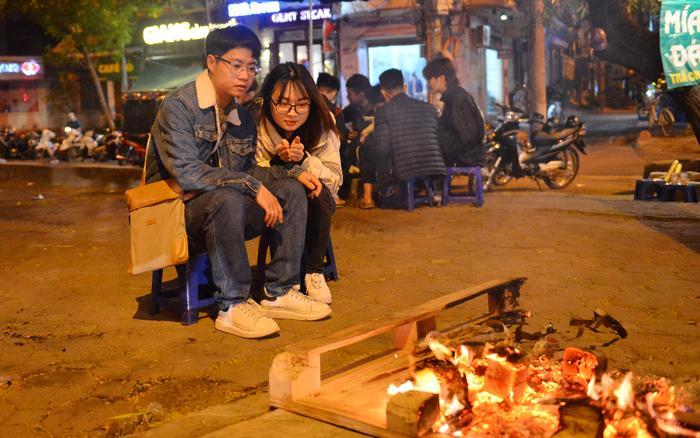 Người Hà Nội co ro đốt lửa sưởi ấm trong rét đậm, rét hại dưới 12 độ C