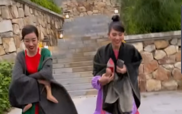 Đỗ Mỹ Linh, Tiểu Vy lên đồ lộng lẫy nhưng ôm giày chạy vì sợ trễ show khiến fan phì cười