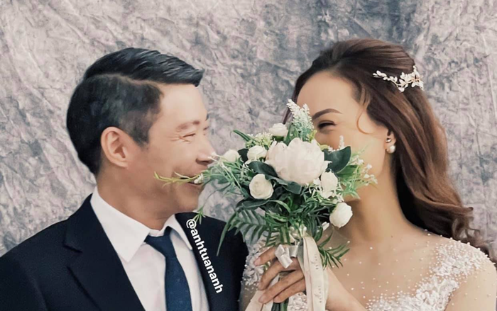 Hé lộ ảnh cưới của Công Lý và bà xã kém 15 tuổi