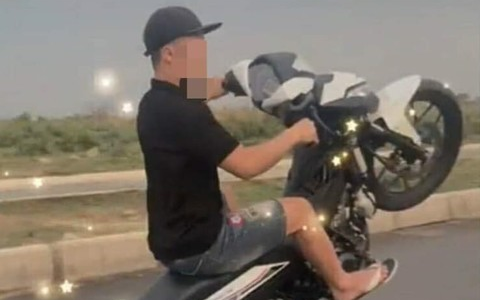 Nam thanh niên nhiều lần bốc đầu, chạy xe máy bằng 1 bánh rồi 'khoe' lên MXH bị phạt 9,2 triệu đồng