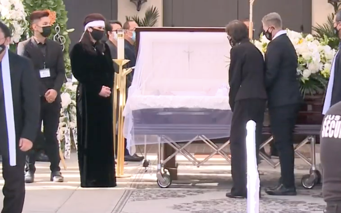 Đoàn người nhìn mặt NS Chí Tài lần cuối, ca sĩ Phương Loan thẫn thờ đứng cạnh quan tài chồng