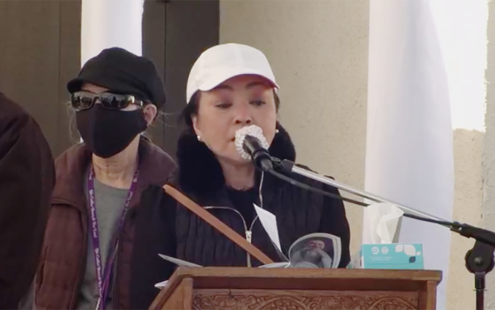 Danh ca Hương Lan bật khóc tại tang lễ NS Chí Tài: 'Tôi nợ em một ân tình rất lớn'