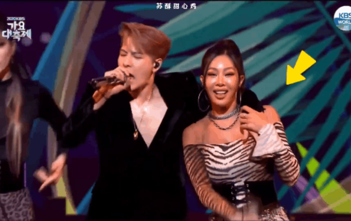 Jackson Wang 'gồng' hết mức mới giữ được bàn tay tránh chạm vòng 1 'chị đại gợi cảm' Jessi