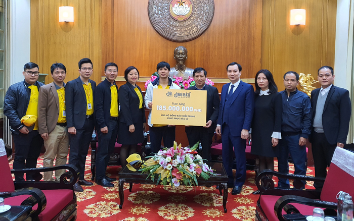 Bán cà phê lãi 185 triệu, Công Phượng và dàn sao HAGL ủng hộ đồng bào miền Trung